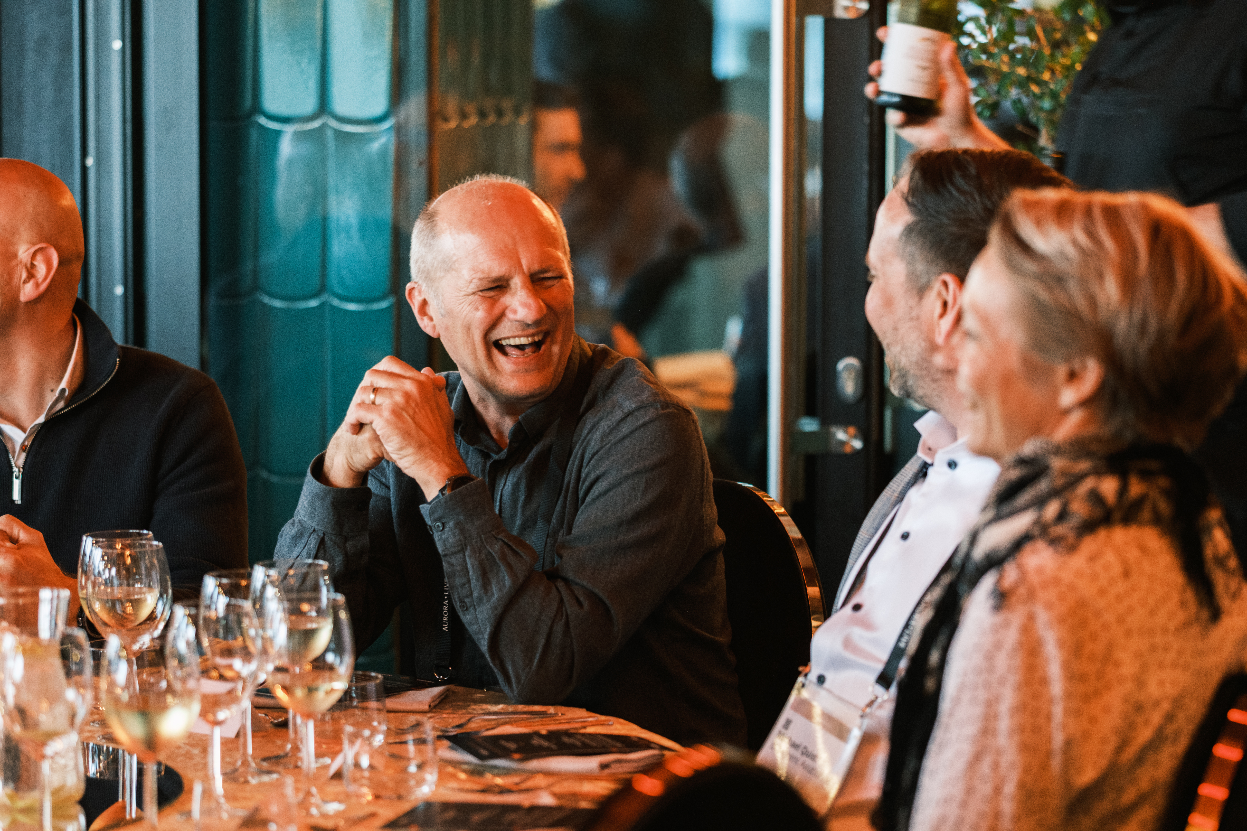 Führungskräfte im Gespräch bei einem Gala-Dinner im Rahmen eines Aurora-Live-Events