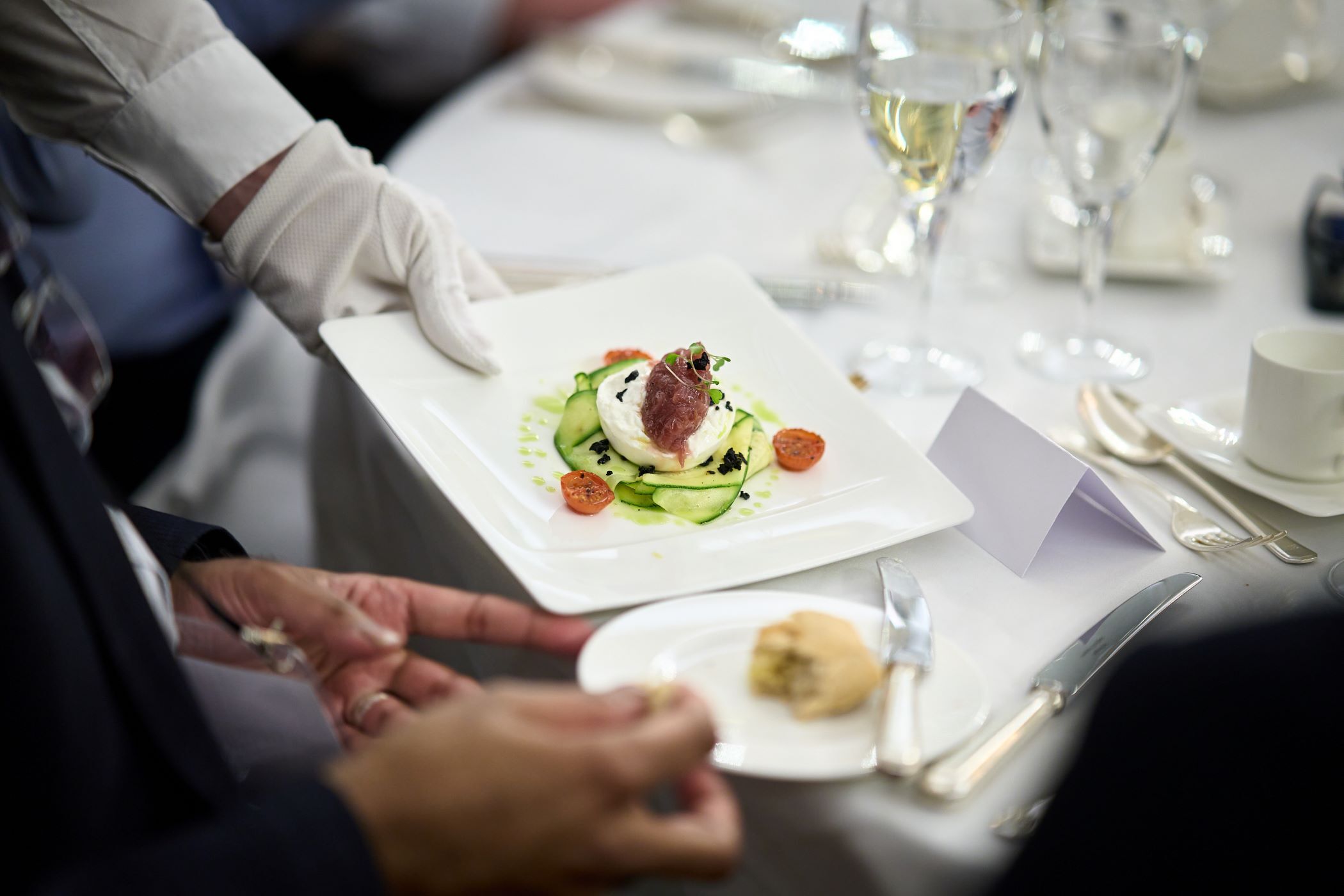 Service gastronomique lors d’un dîner exécutif Aurora Live